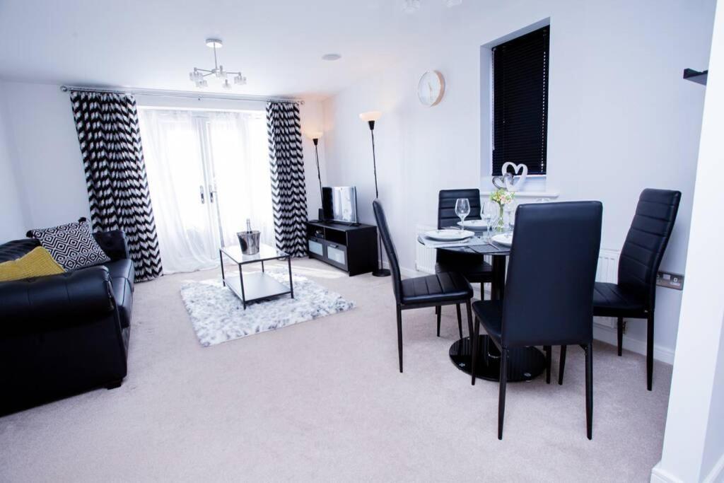 Mills Apartment - Two Bedroom En-Suite Apartment Northampton Exterior photo