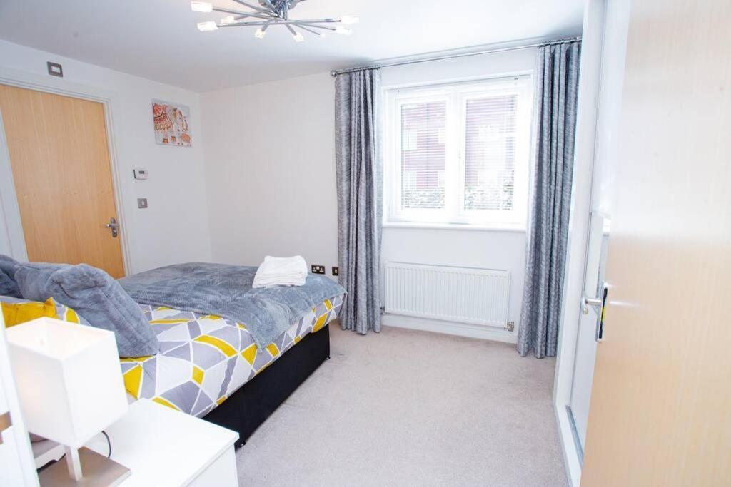 Mills Apartment - Two Bedroom En-Suite Apartment Northampton Exterior photo