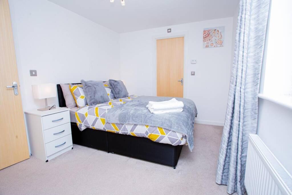 Mills Apartment - Two Bedroom En-Suite Apartment Northampton Exterior photo