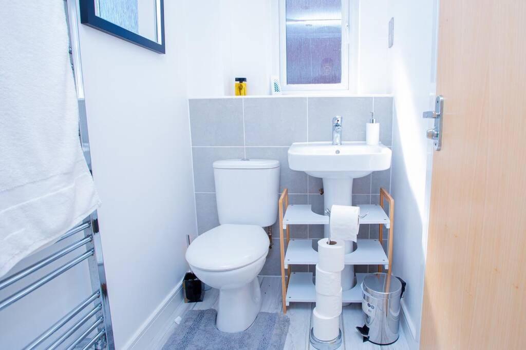 Mills Apartment - Two Bedroom En-Suite Apartment Northampton Exterior photo